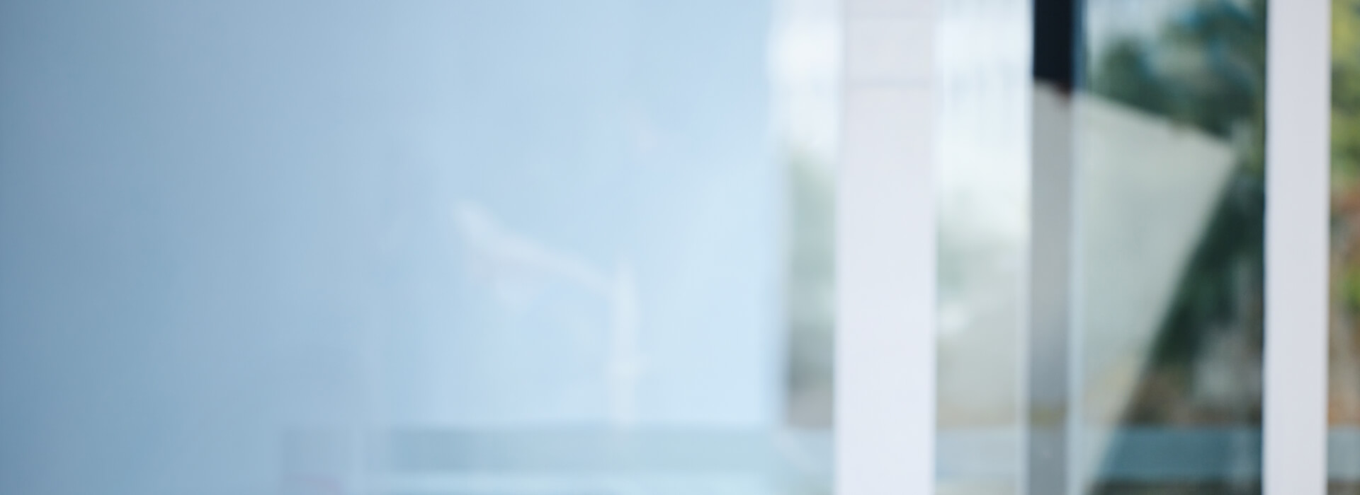 An out of focus photo of a medical setting