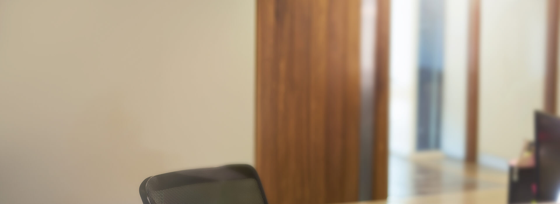 An out of focus photo of an office setting