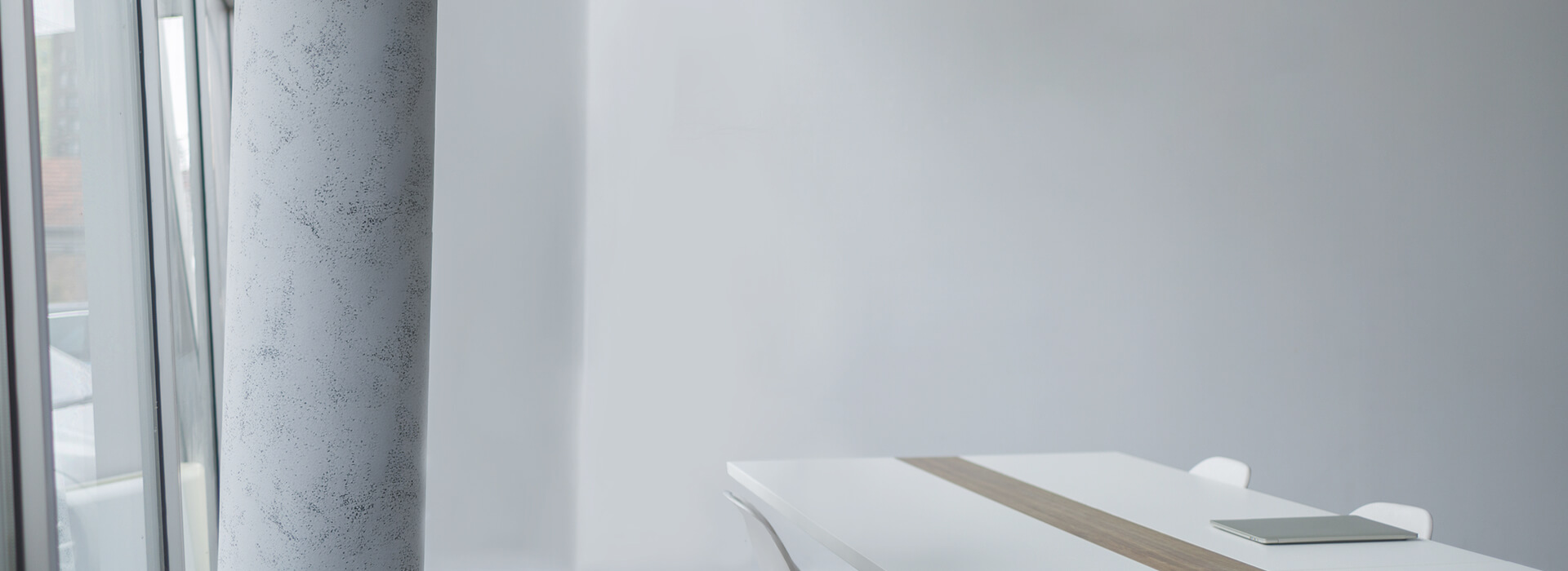 An out of focus photo of an office setting